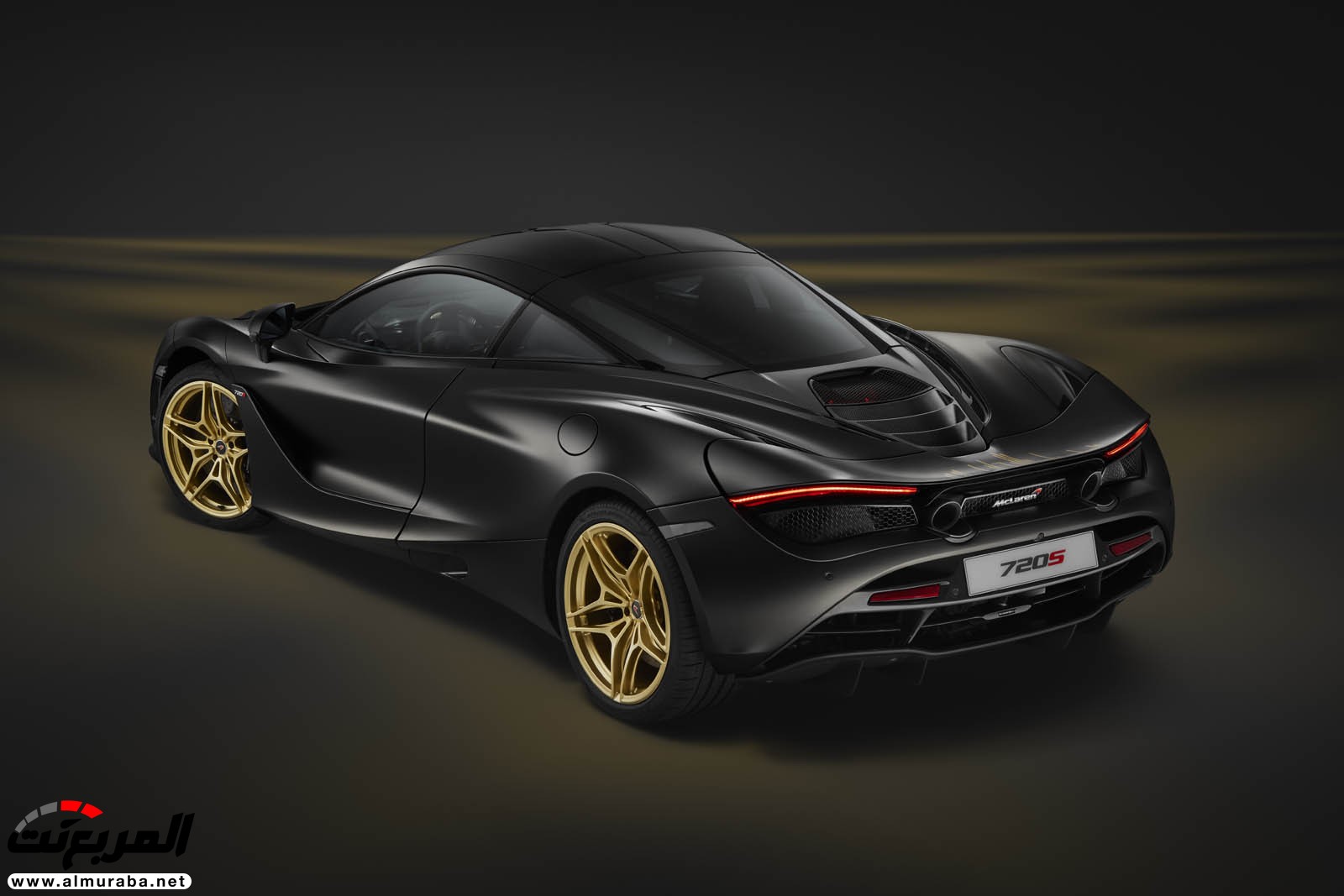 مكلارين 720S بطلاء أسود وذهبي مميز تصل إلى دبي 2