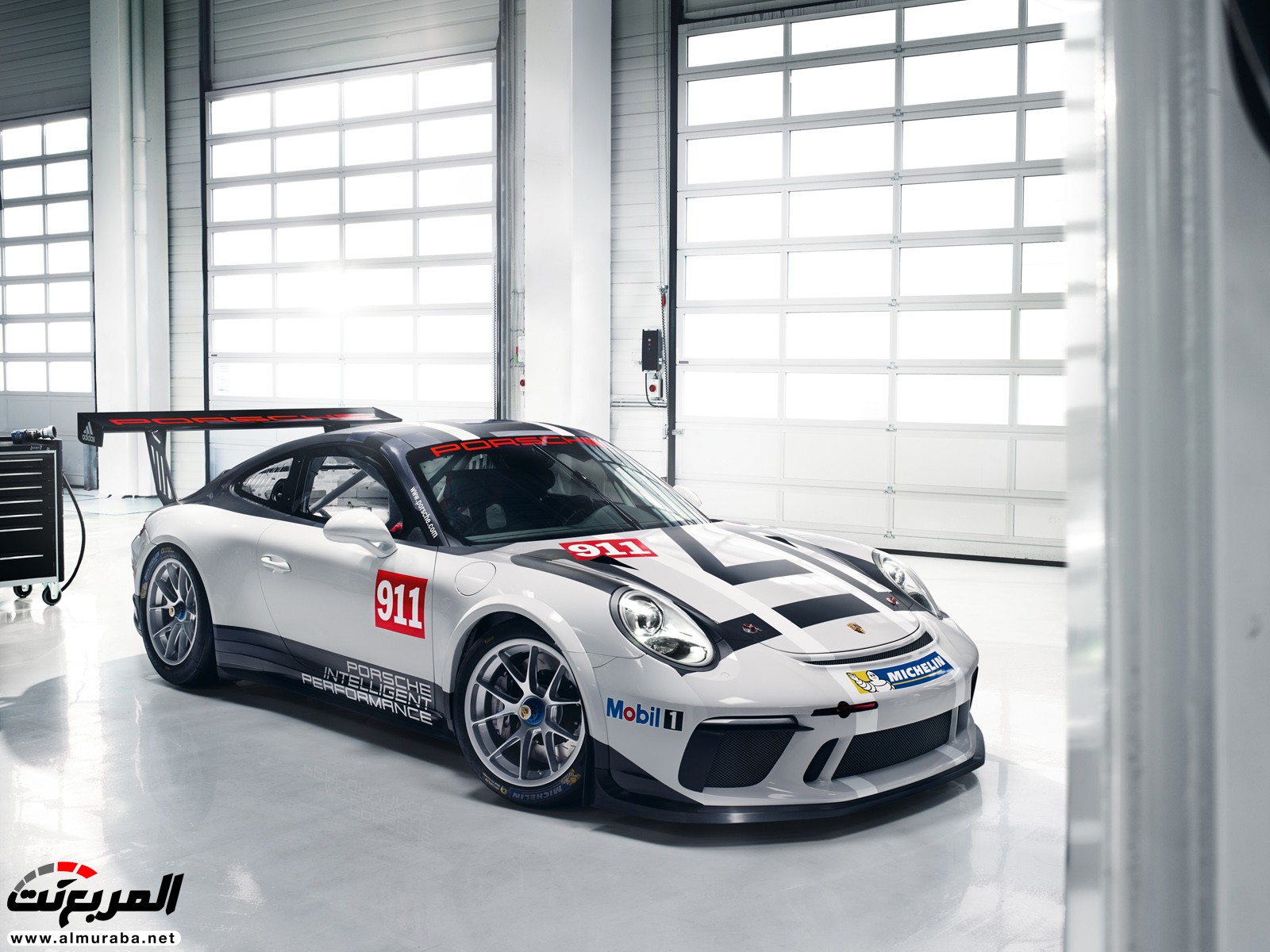 يوسين بولت يختبر بورش 911 GT3 على مضمار للسباق 1