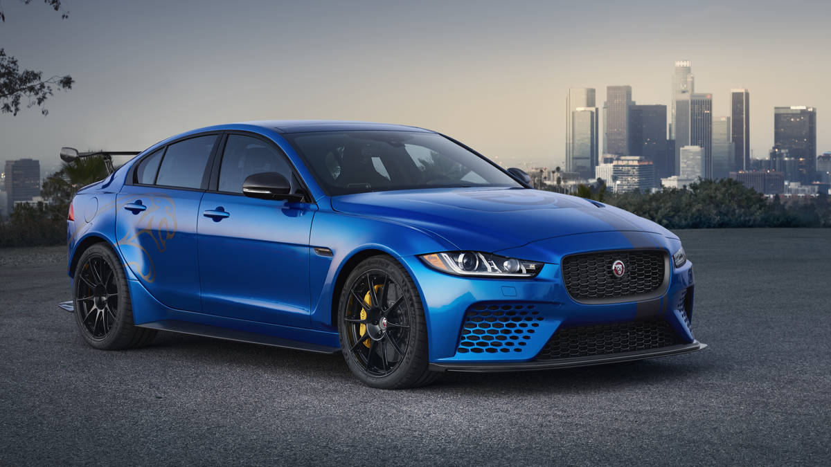 "جاكوار لاند روڤر" تعرض "جاكوار XE SV Project 8" خلال معرض دبي الدولي للسيارات 2