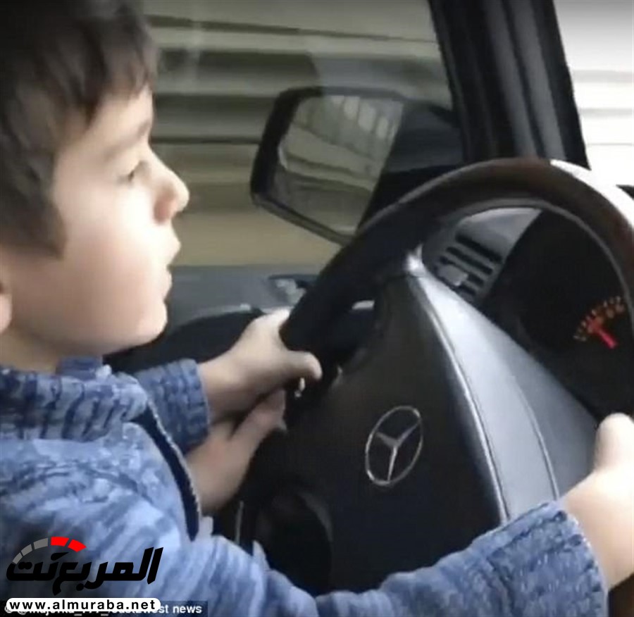 "بالفيديو" طفل عمره 4 سنوات يقود مرسيدس G-Class بطريق سريع 1