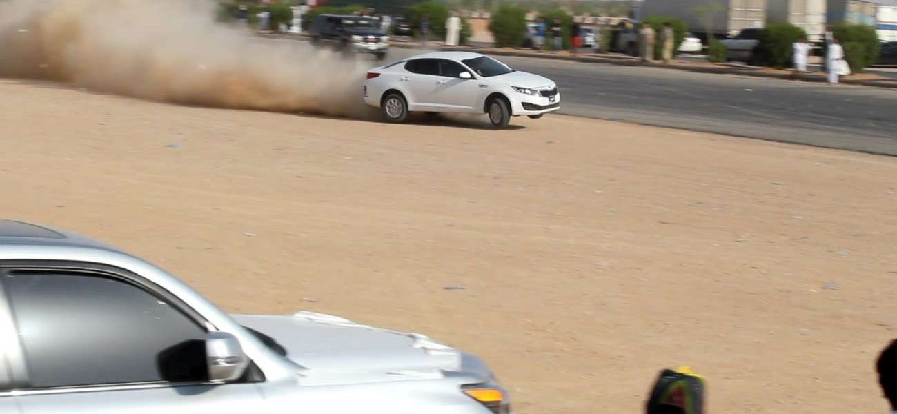 القبض على مفحط عرّض نفسه ومستخدمي الطريق للخطر بالقوة الجبرية