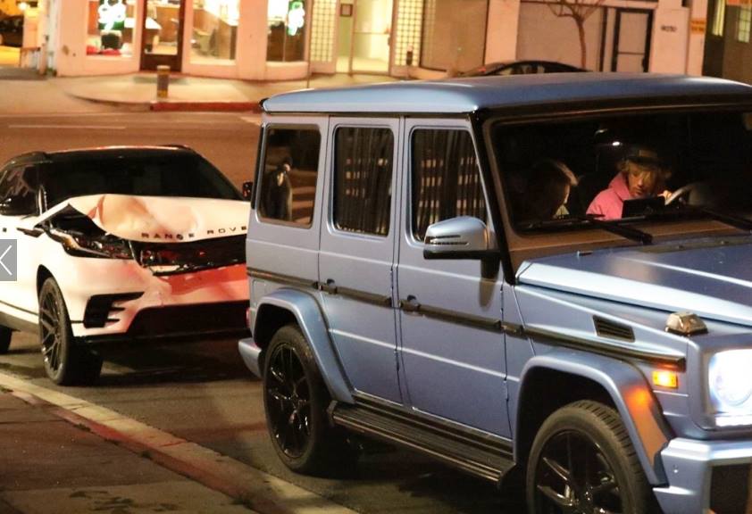 "بالصور" جاستن بيبر يتورط بحادث أثناء قيادته مرسيدس G-Class ويصطدم برنج روفر 5