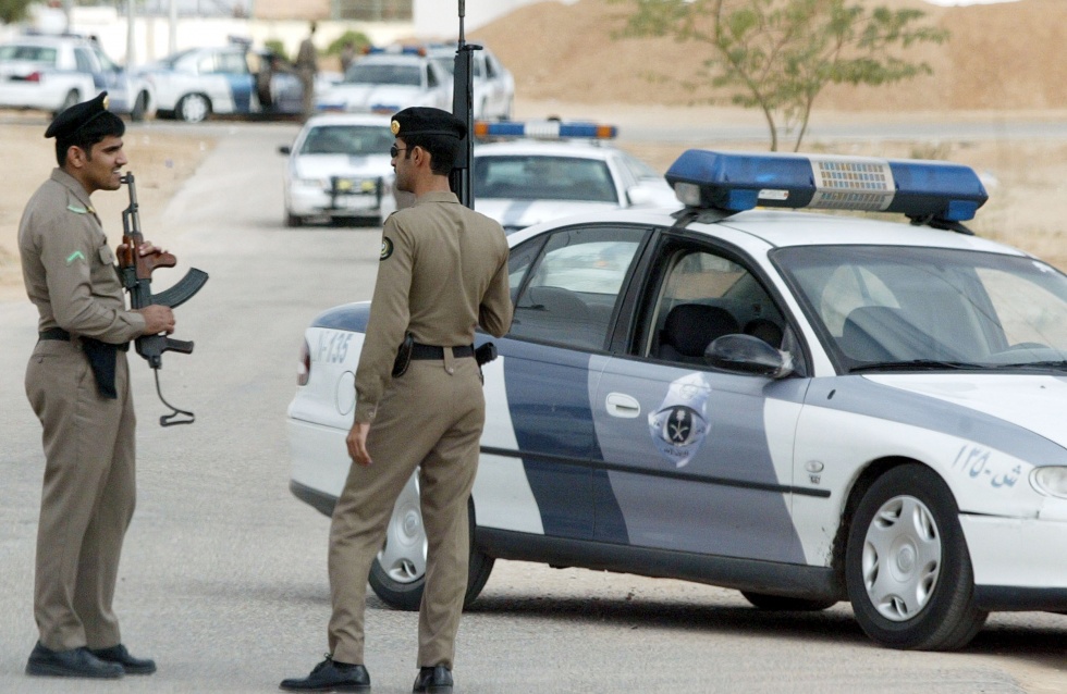 “بالفيديو” شاهد قائد مركبة بيضاء يصدم مواطناً ويلوذ بالفرار 6