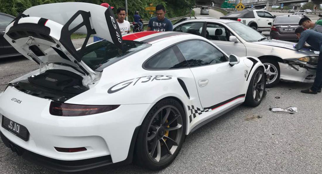 "بالفيديو" لحظة اصطدام سيارة بروتون ببورش 911 GT3 RS بماليزيا 5