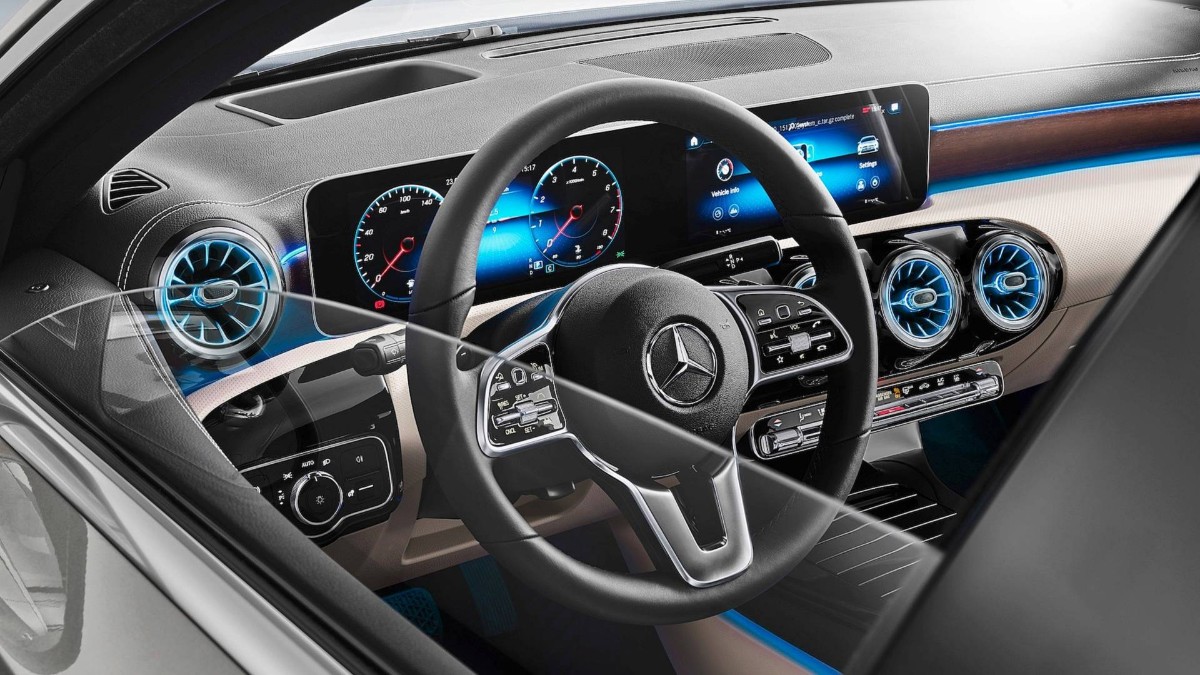 الكشف عن أسعار مرسيدس A-Class سيدان اقتصادية التكلفة 16