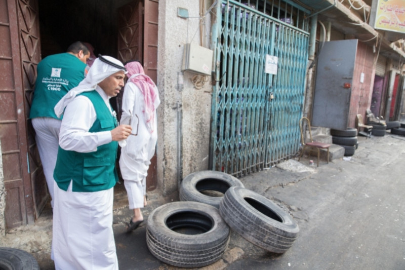 “بالصور” التجارة تصادر 20 ألف إطار سيارات مستعمل في الرياض