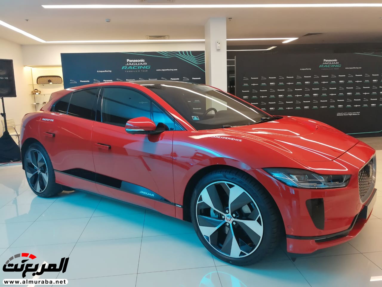 جاكوار I-PACE الكهربائية بالكامل تلفت الأنظار في مدينة الرياض بأول ظهور لها في الشرق الأوسط 1