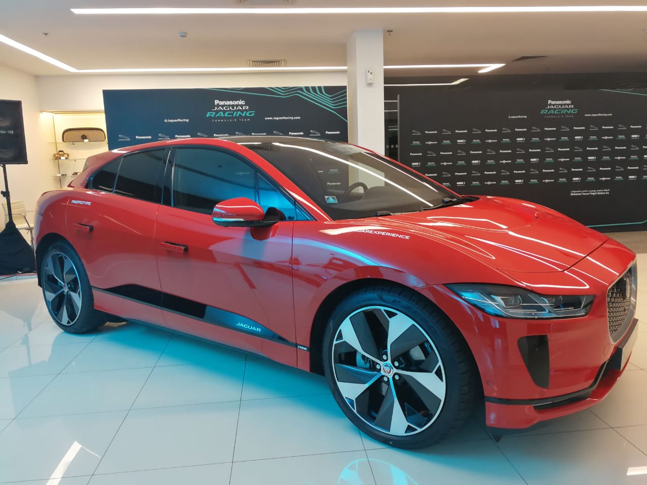 جاكوار I-PACE الكهربائية بالكامل تلفت الأنظار في مدينة الرياض بأول ظهور لها في الشرق الأوسط