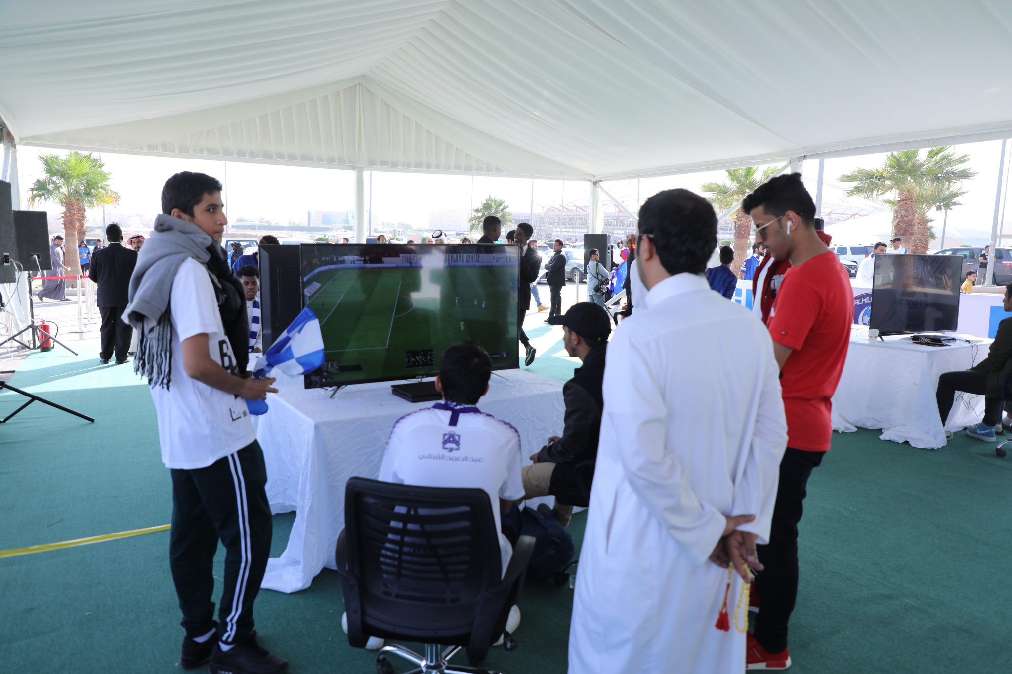 "100 صورة" فعالية جناح موبيل 1 في مبارة الهلال والنصر تجذب الجماهير قبل الديربي 29