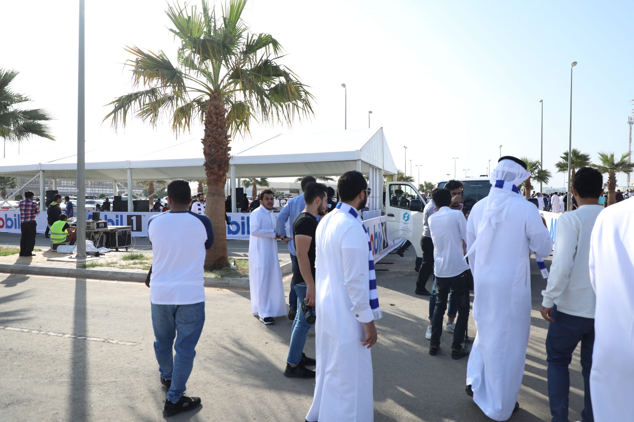 "100 صورة" فعالية جناح موبيل 1 في مبارة الهلال والنصر تجذب الجماهير قبل الديربي 39