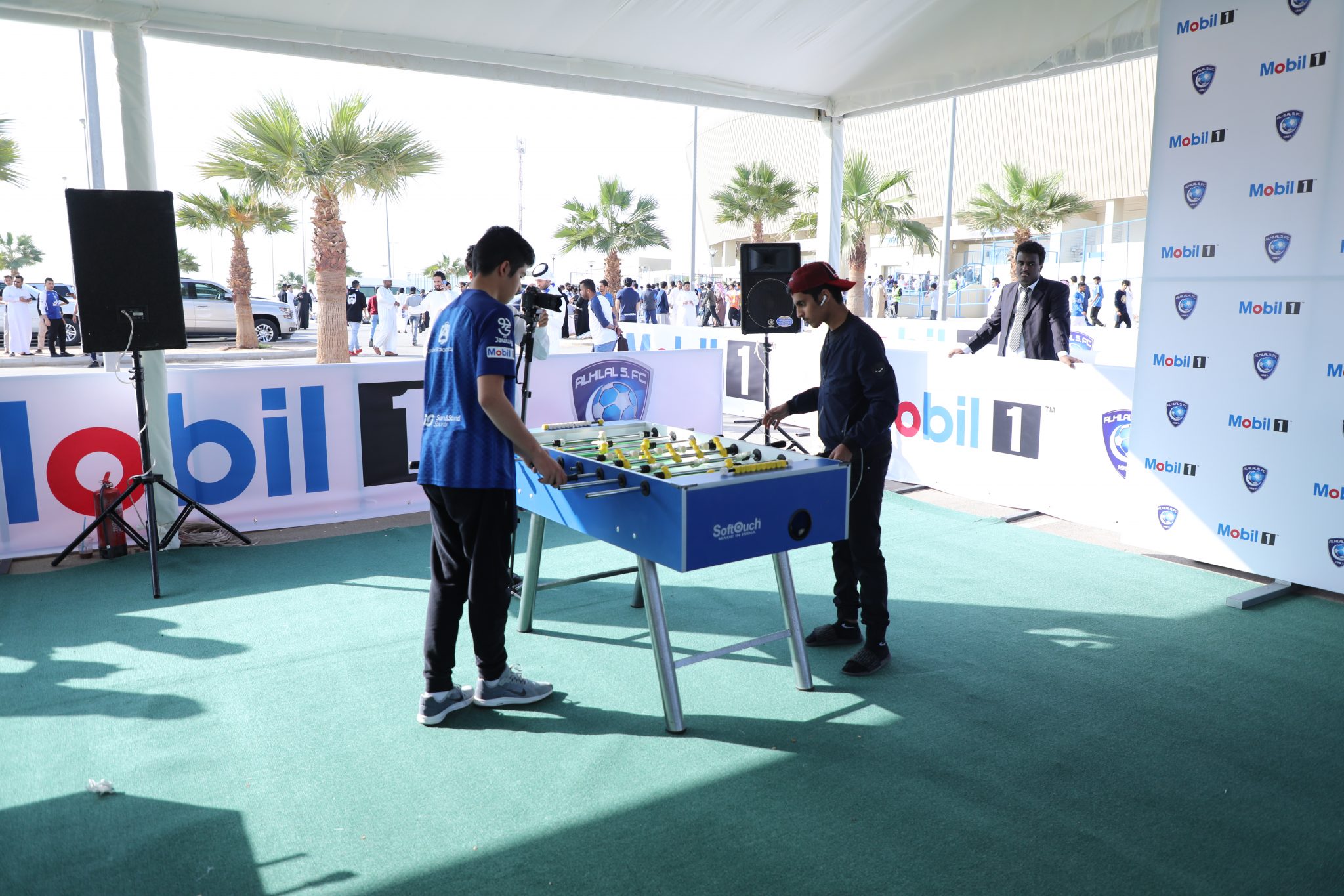 "100 صورة" فعالية جناح موبيل 1 في مبارة الهلال والنصر تجذب الجماهير قبل الديربي 43