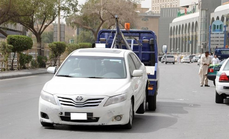 سحب سيارة بداخلها طفلة نائمة في موقف بمكة 8