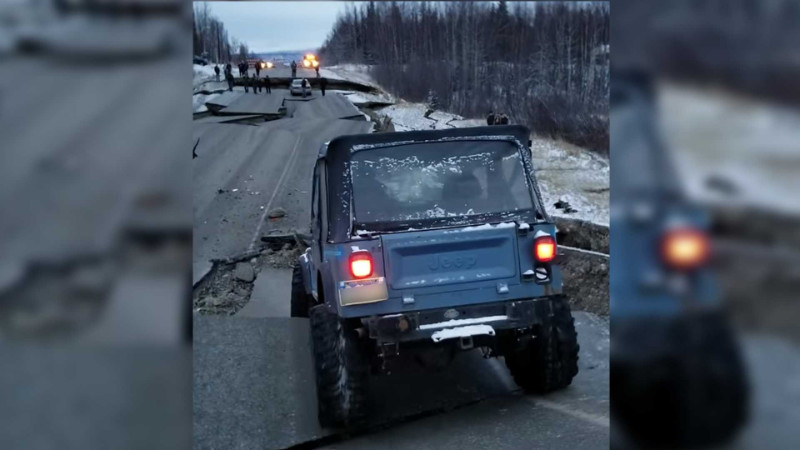 "بالفيديو" جيب CJ-7 تعبر طريق دمّره زلزال بولاية ألاسكا 3