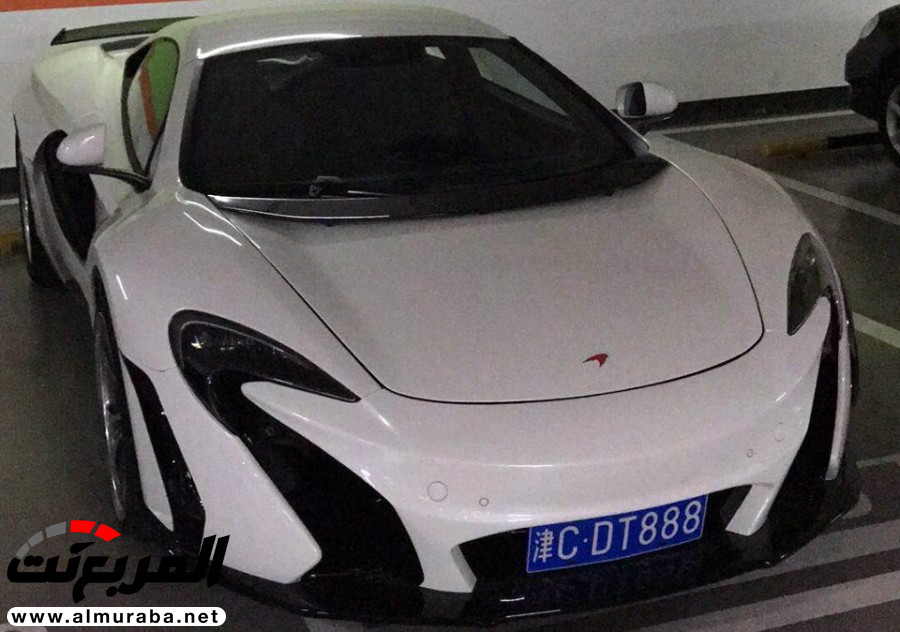 مكلارين 650S مقلّدة تحطم مقدمتها أثناء النزول إلى مرآب أسفل الأرض 2