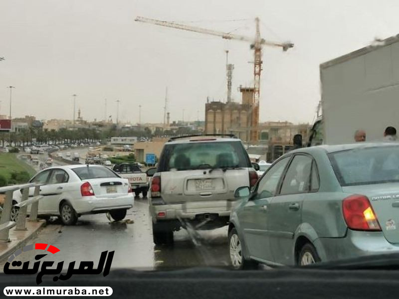 "بالفيديو" نجاة قائد سيارة من السقوط من أعلى كوبري في الرياض‎ 2