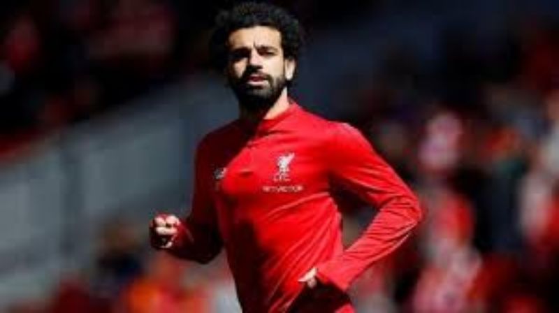 “بالفيديو” محمد صلاح ينام على أرضية الطائرة… وزملاؤه يسخرون!