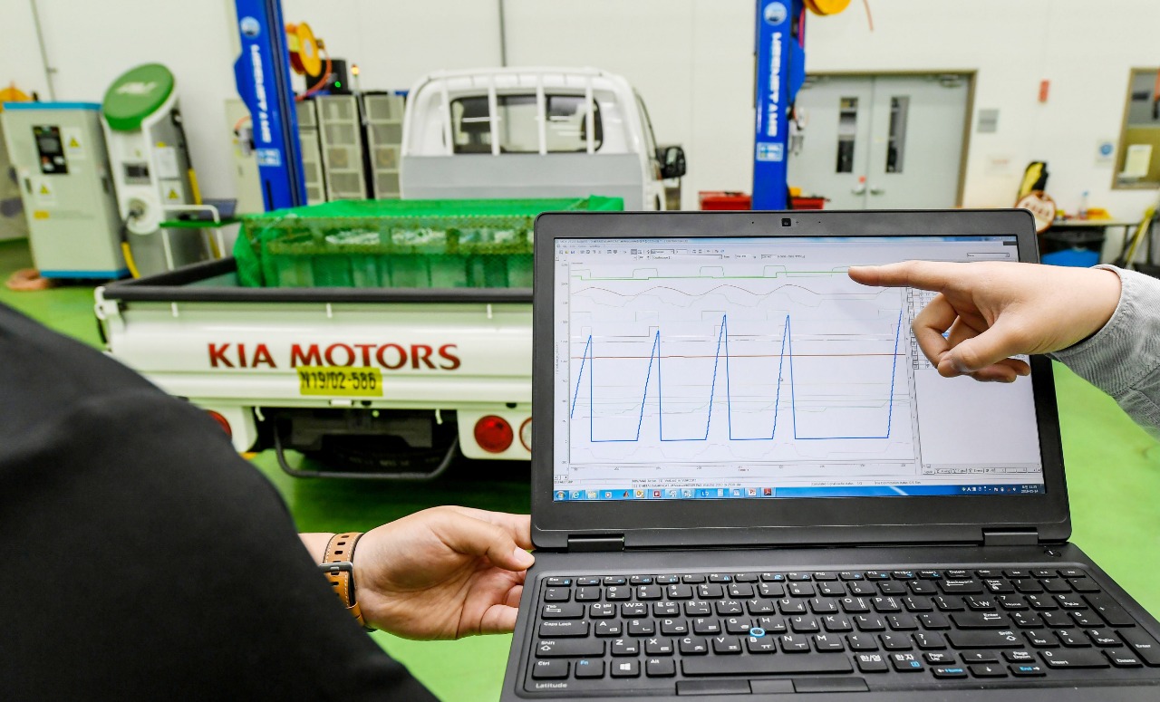 كيا تطوّر أول نظام تحكم بأداء السيارات الكهربائية التجارية عن طريق تقدير وزن السيارة 6