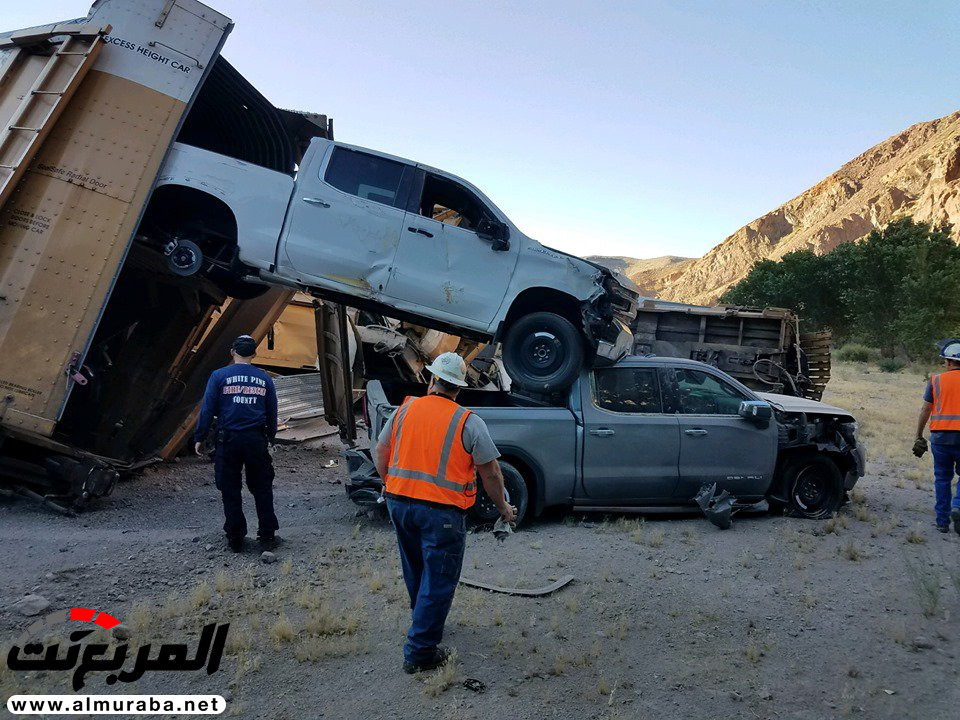 "بالصور" تحطم جيب جلاديتور وجمس سييرا وشيفروليه سيلفرادو في حادث قطار 4