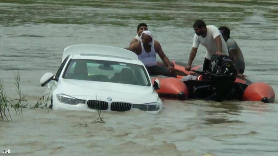 شاب هندي يلقي سيارة بي ام دبليو أهداها له والده في النهر! 2