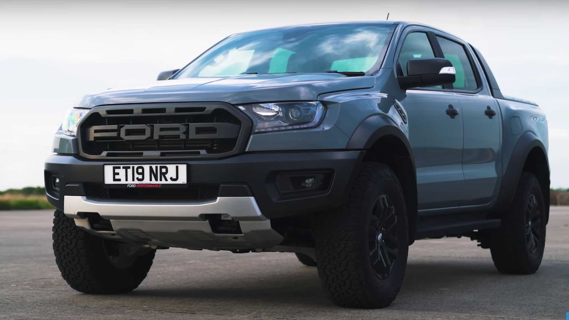 "بالفيديو" سباق تسارع بين X-Class وF-150 رابتور وأماروك ورينجر رابتور 3