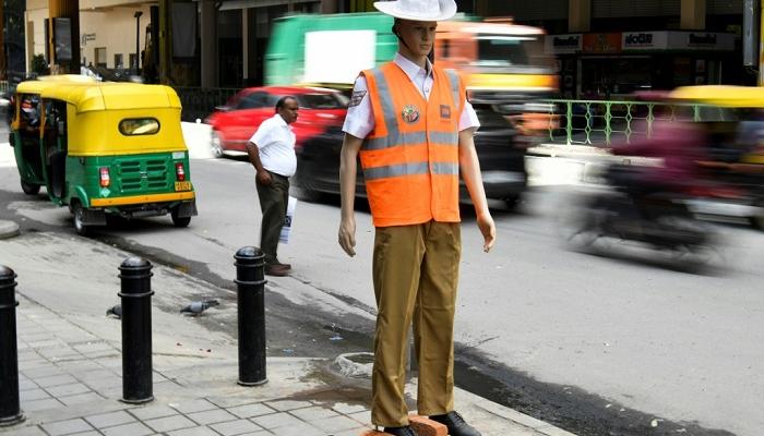 المرور الهندي يعيّن شرطة من الدمى لردع مخالفي المرور