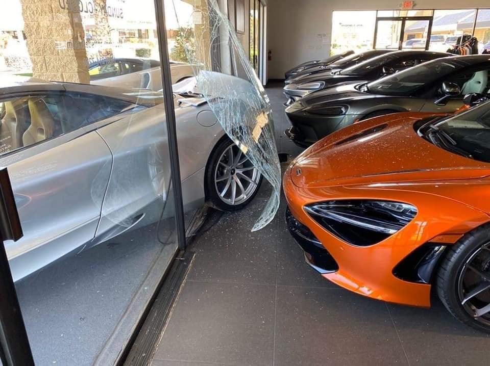 بي ام دبليو X5 تصطدم بماكلارين 720S متوقفة أمام الوكالة "صور" 6