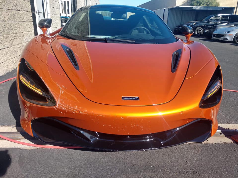 بي ام دبليو X5 تصطدم بماكلارين 720S متوقفة أمام الوكالة "صور" 7