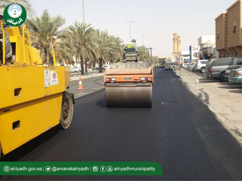 "بالصور" أمانة الرياض تستفيد من وقت حظر التجول لرصف الطرق 6