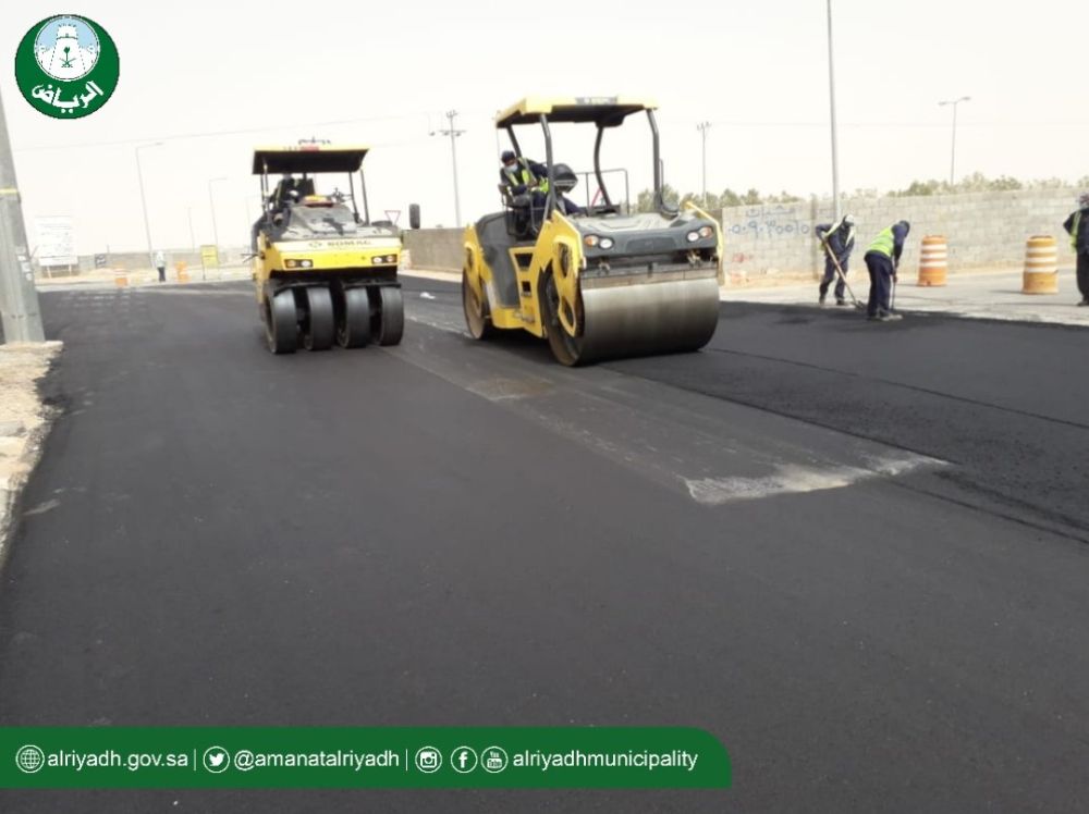 "بالصور" أمانة الرياض تستفيد من وقت حظر التجول لرصف الطرق 3