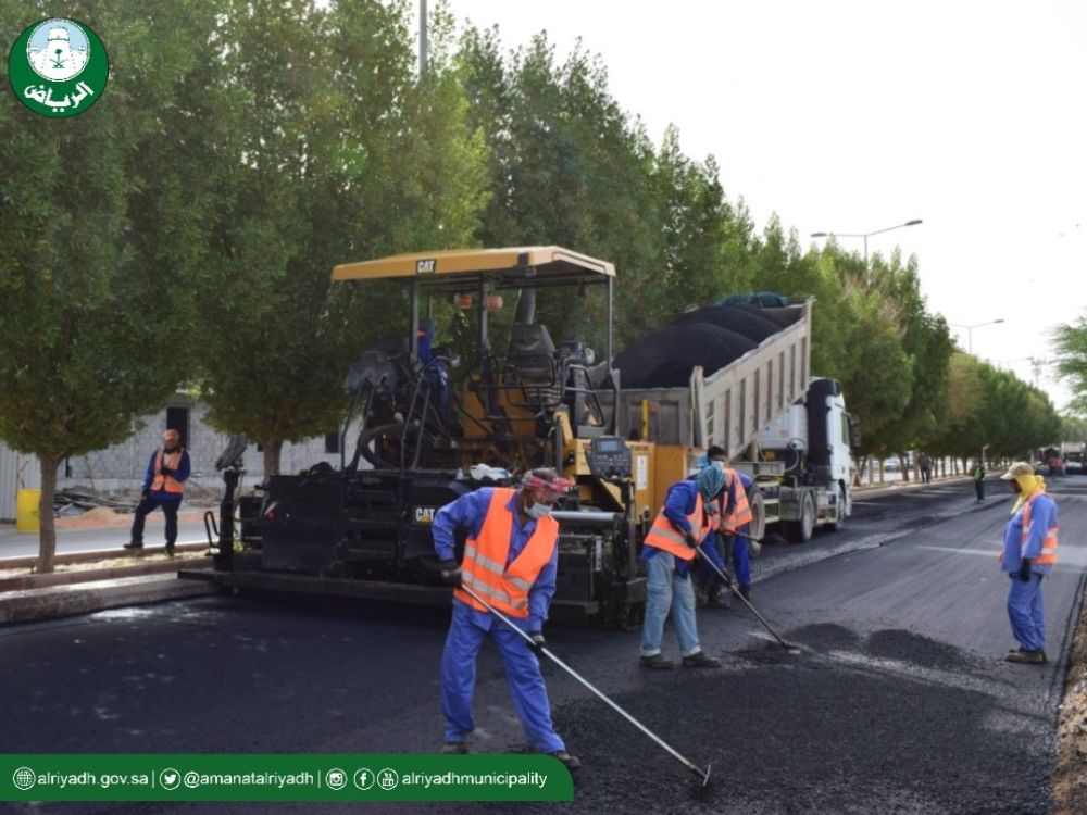 "بالصور" أمانة الرياض تستفيد من وقت حظر التجول لرصف الطرق 4