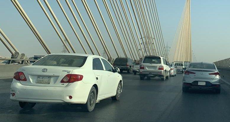 "بالفيديو والصور" ازدحام مروري في اليوم الأول لتطبيق منع التجول الجزئي بالمملكة 3