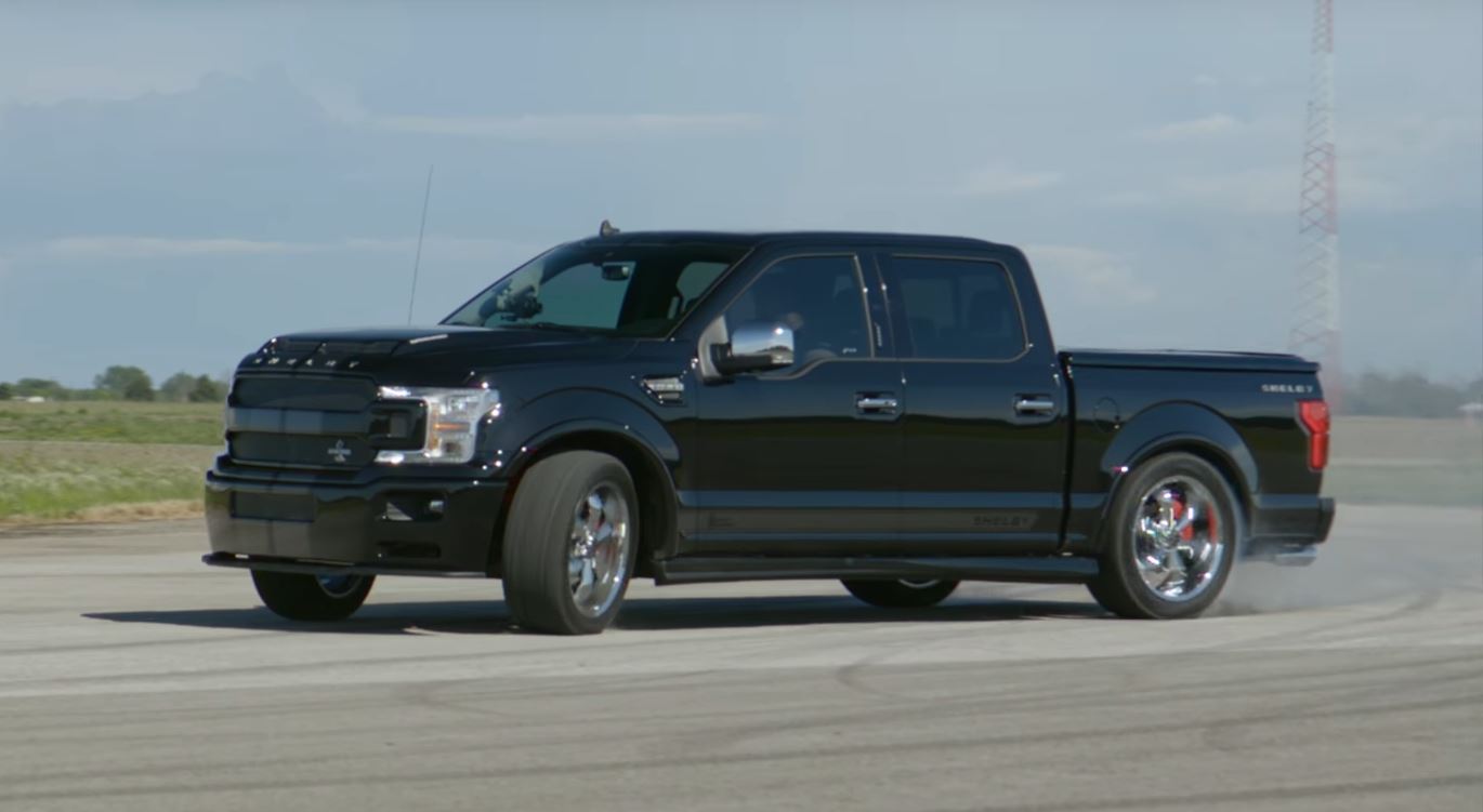 سباق تسارع مثير بين كورفيت C8 وشيلبي F-150 سوبر سنيك 2020 بقوة 770 حصان 2