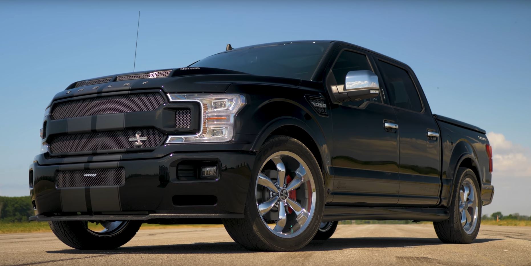 سباق تسارع مثير بين كورفيت C8 وشيلبي F-150 سوبر سنيك 2020 بقوة 770 حصان 1