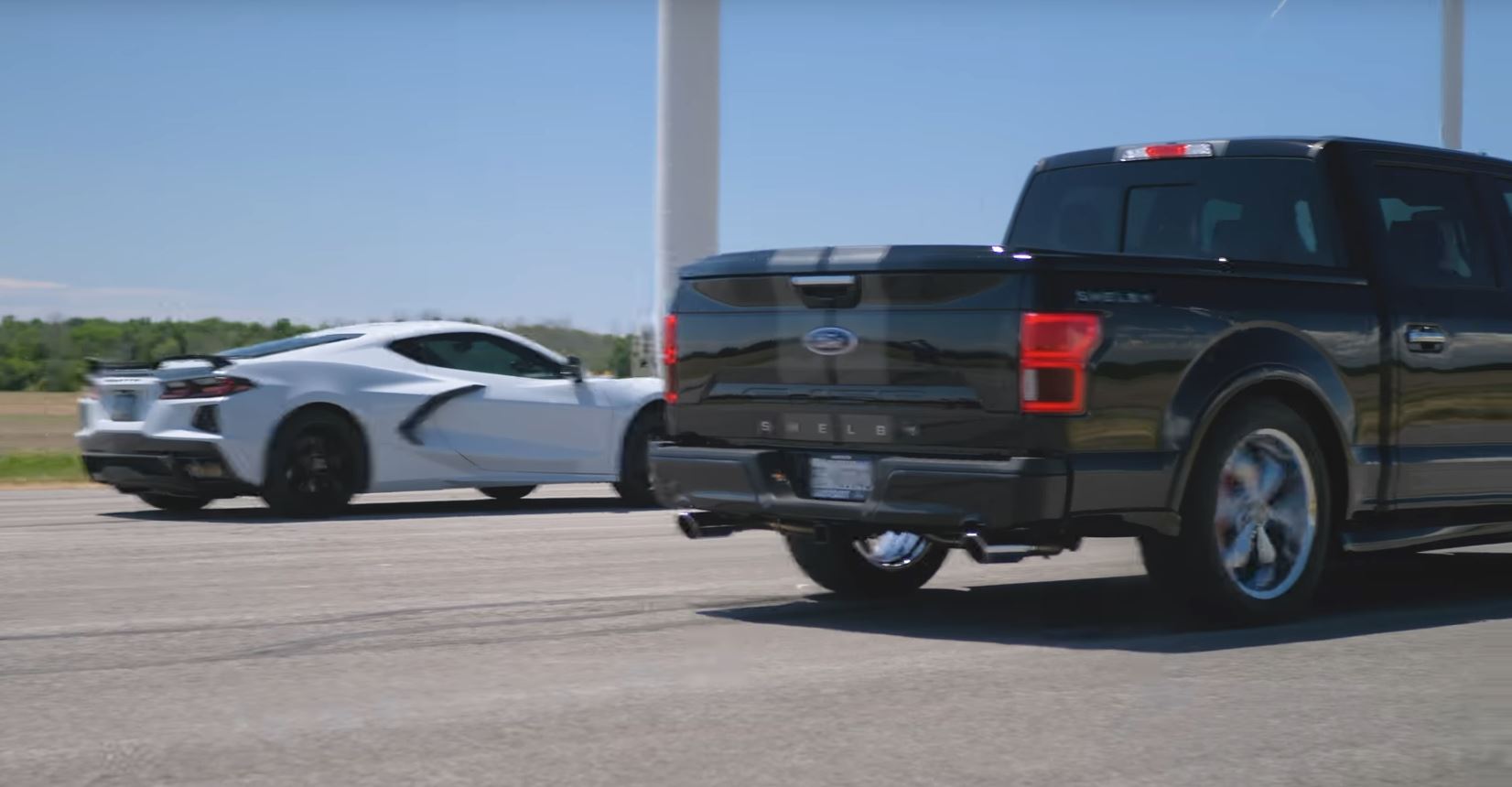 سباق تسارع مثير بين كورفيت C8 وشيلبي F-150 سوبر سنيك 2020 بقوة 770 حصان