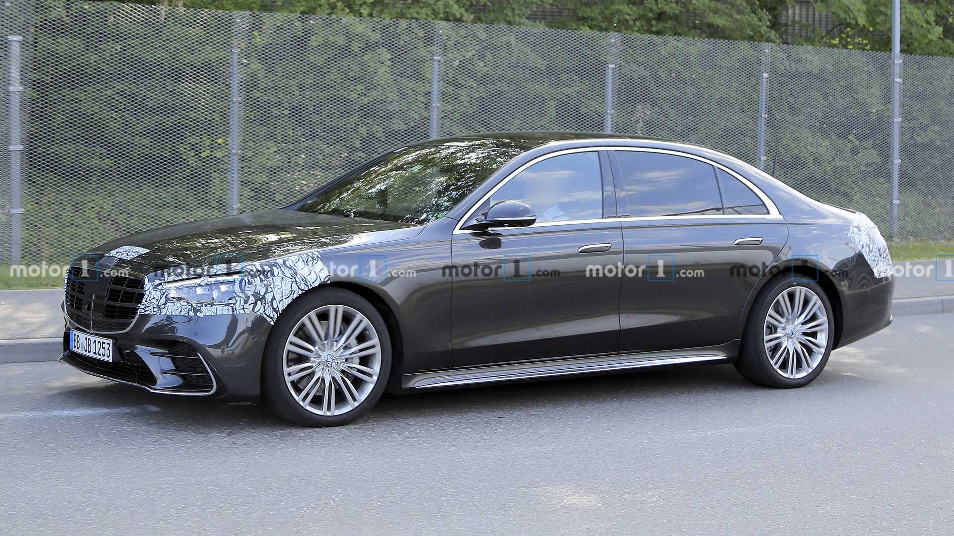 مرسيدس S-Class 2021 تظهر في فيديو تجسسي بتمويهات خفيفة 1