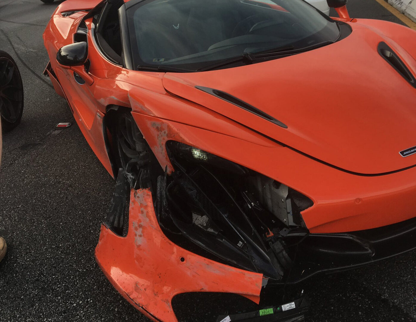 “بالصور” مكلارين 720S مستأجرة تتعرض لحادث أثناء سباق لامبورجيني هوراكان