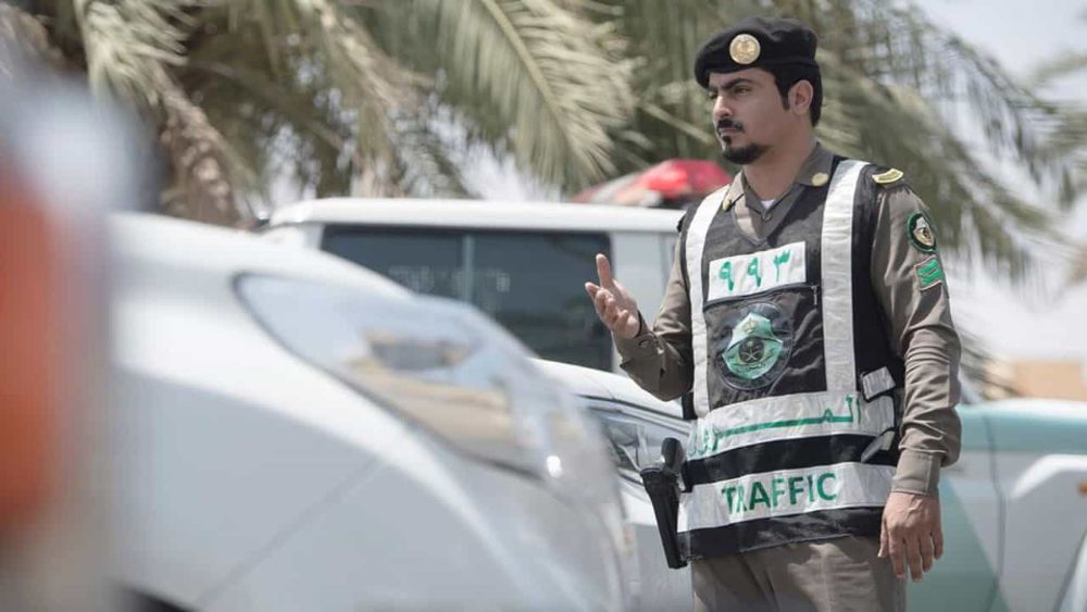 "المرور" يلزم على قائد السيارة السير بالجانب الأيمن من الطريق في خمس حالات 11