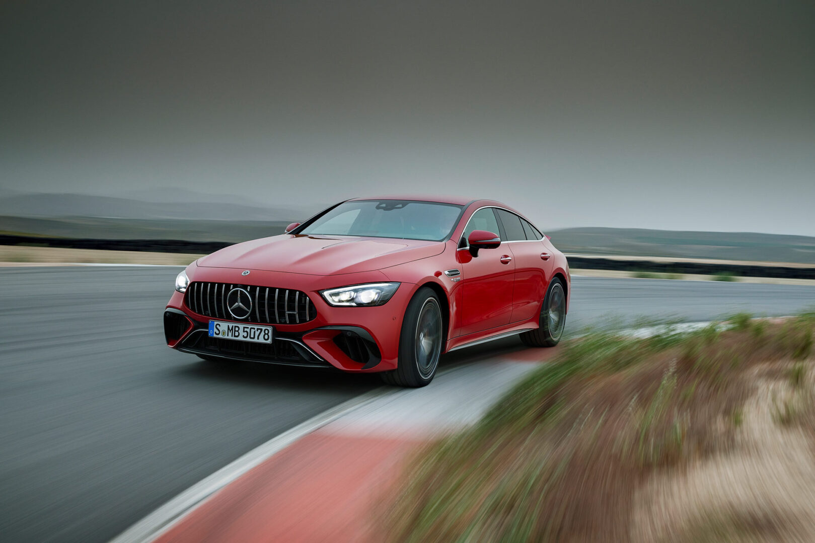 مرسيدس AMG GT 63 إي بيرفورمانس 2022 تنطلق بقوة 831 حصان!