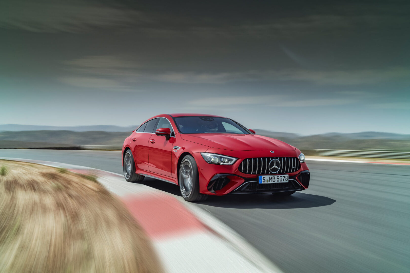 مرسيدس AMG GT 63 إي بيرفورمانس 2022 تنطلق بقوة 831 حصان! 12