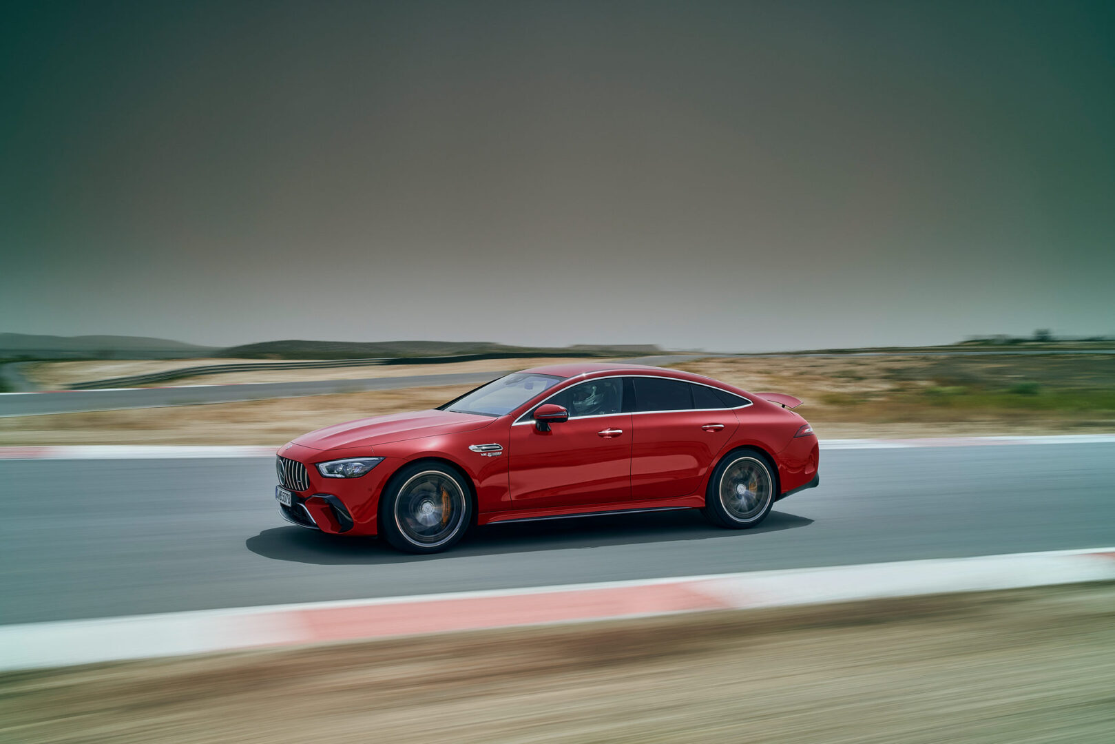 مرسيدس AMG GT 63 إي بيرفورمانس 2022 تنطلق بقوة 831 حصان! 7