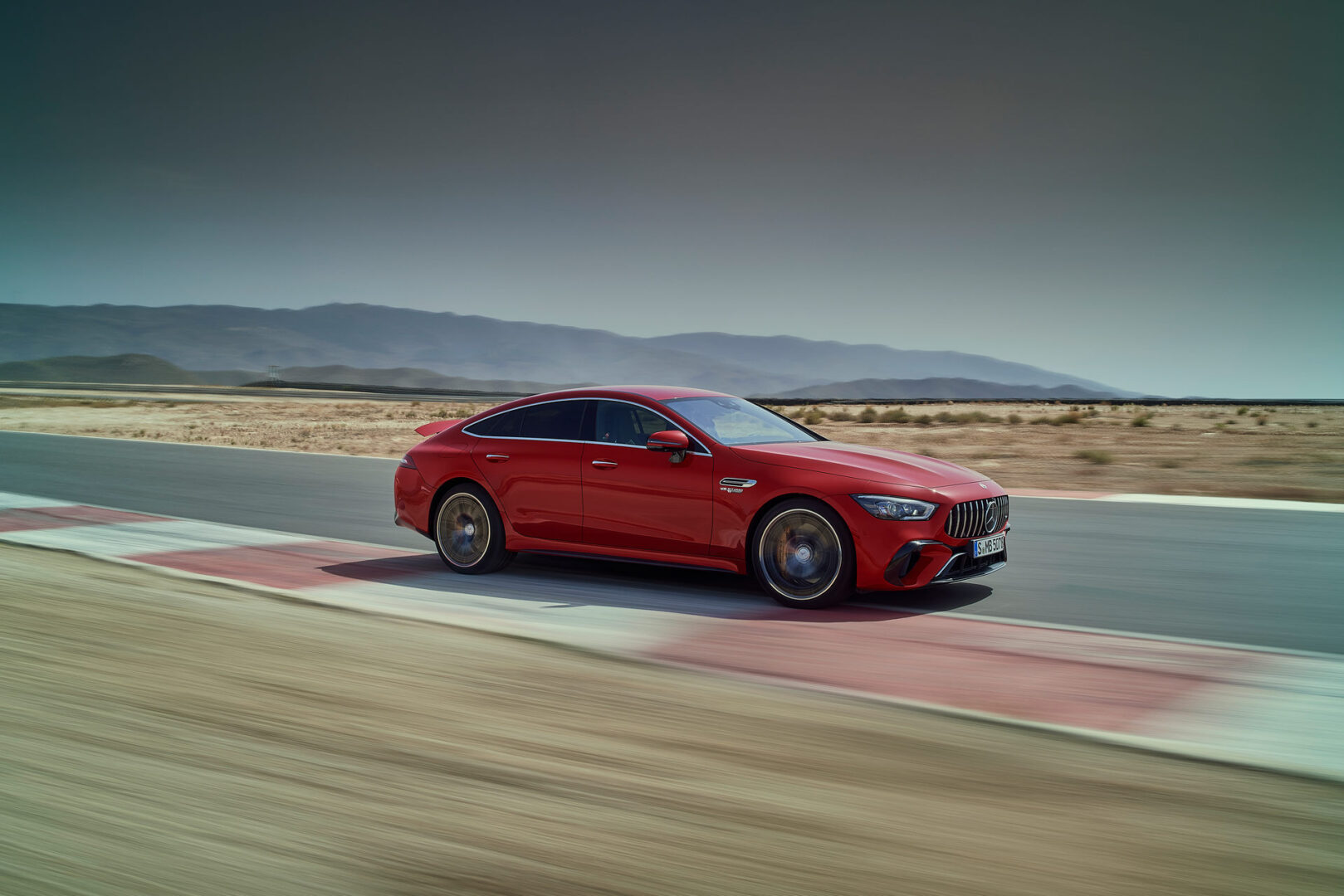 مرسيدس AMG GT 63 إي بيرفورمانس 2022 تنطلق بقوة 831 حصان! 2