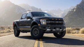 سرقة شاحنات فورد F-150 رابتر من مصنع الشركة بقيمة مليون دولار 2