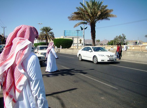 تعليمات “المرور” لعبور المشاة الطريق بأمان..وهذه غرامة المخالفين