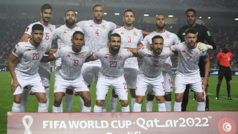 سيارات لاعبي منتخب تونس بوجود لاندروفر ايفوك ليوسف المساكني