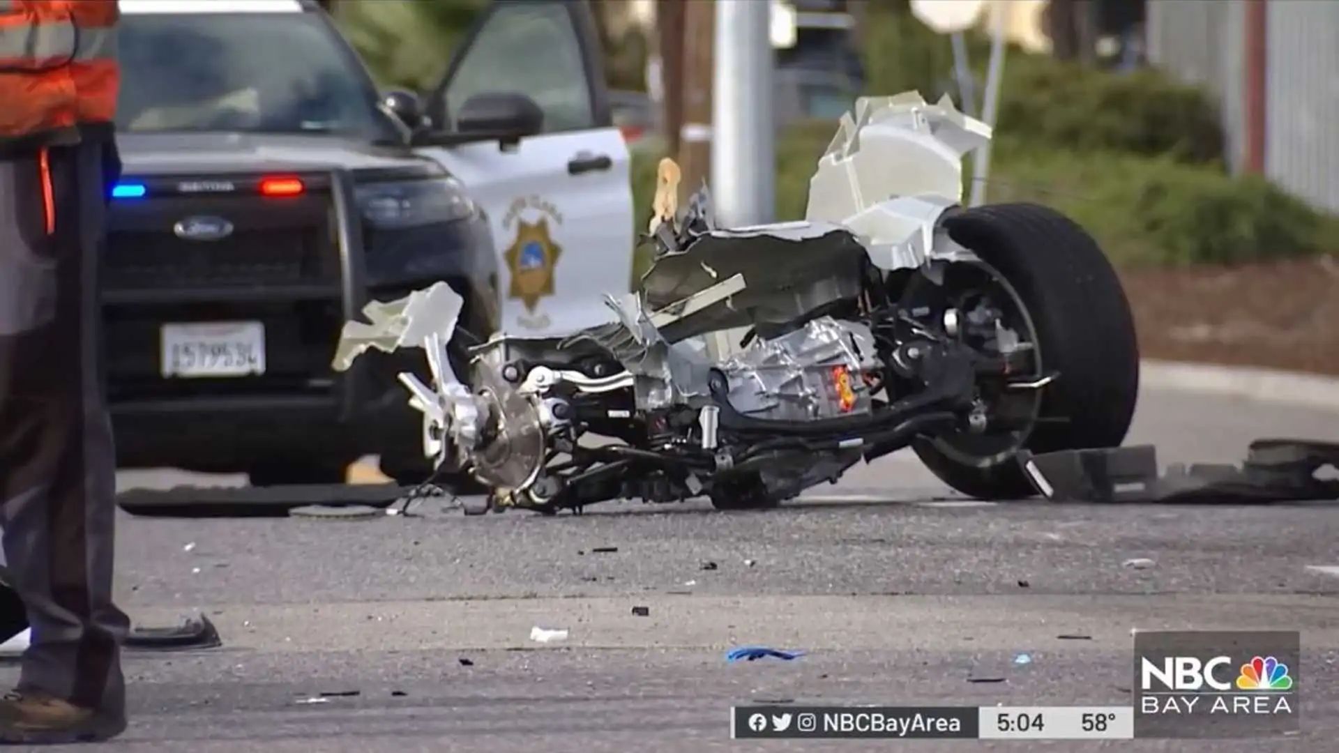 اصطدام قطار بسيارة تيسلا موديل واي في حادث مروع ونجاة السائق بأعجوبة