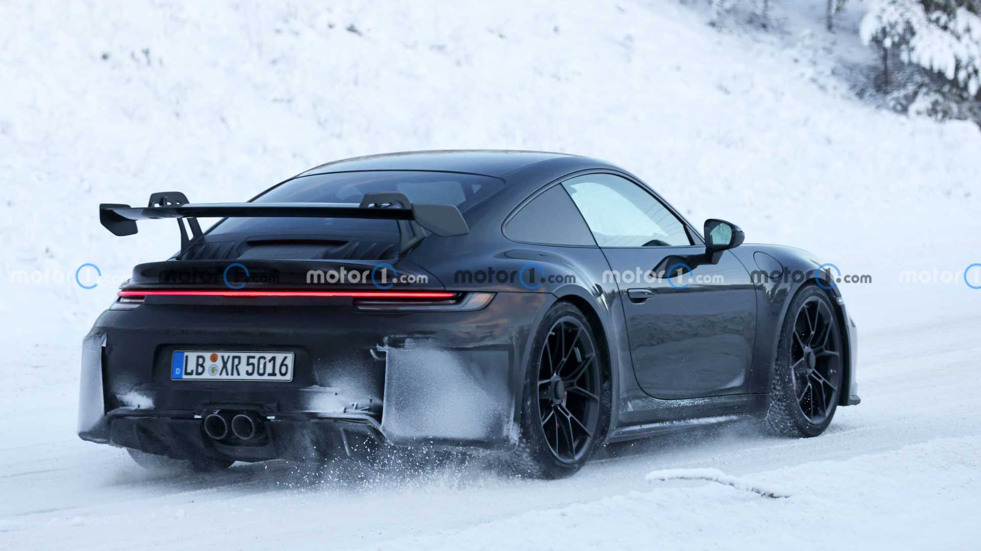 بورش 911 GT3 فيس ليفت طراز 2024 تظهر أثناء الاختبارات الشتوية 4