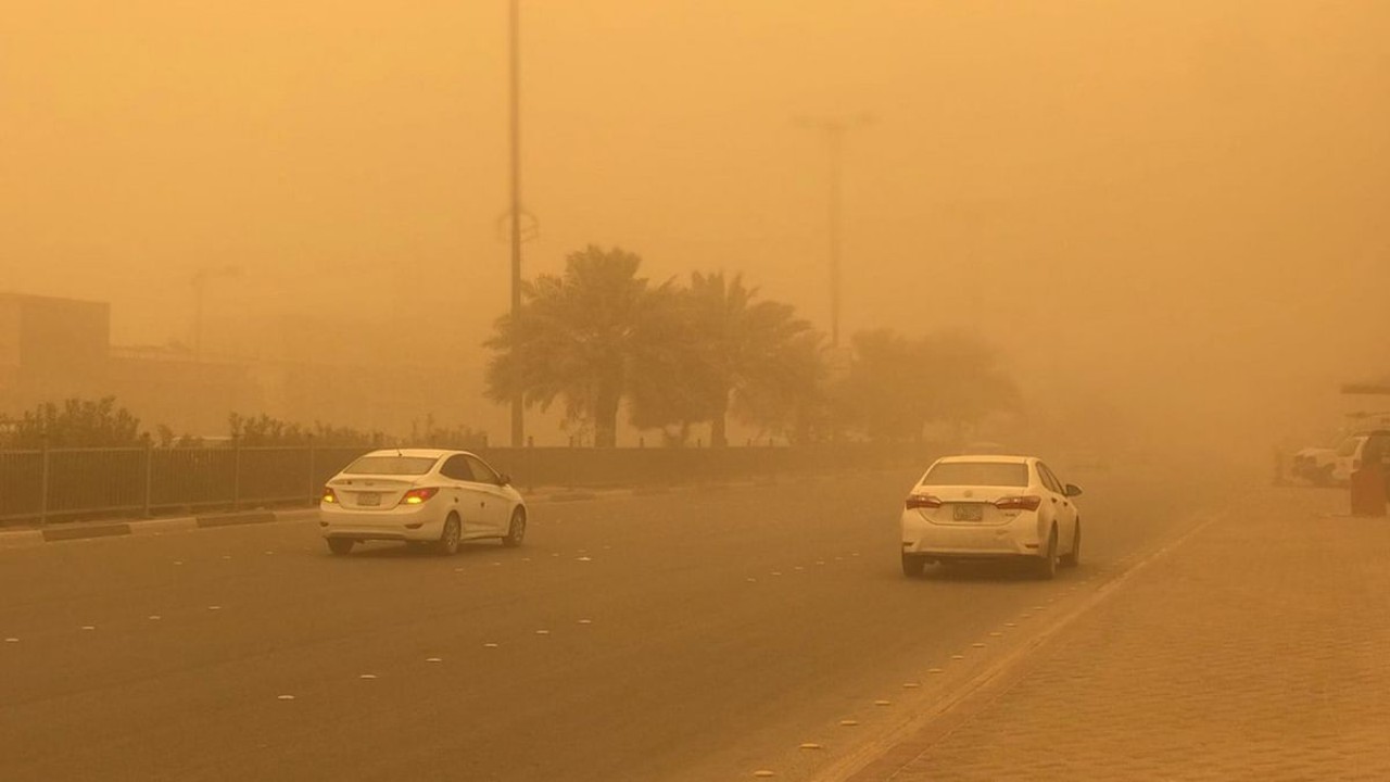 "أمن الطرق" يوجه نصائح للقيادة الآمنة أثناء العواصف الرملية  4