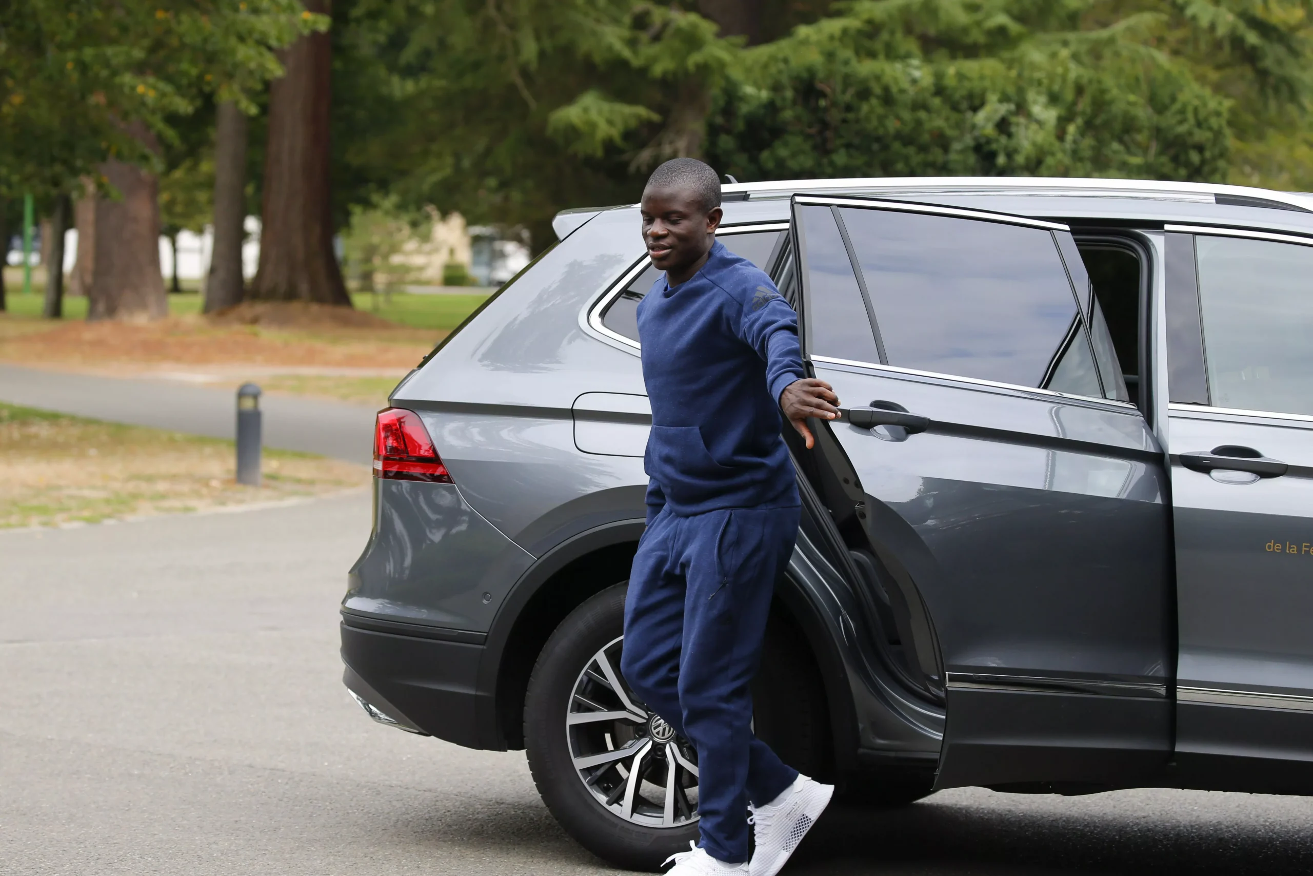 هل آن الأوان لنرى نجولو كانتي N’Golo Kanté يقتني سيارة فارهة بعد انتقاله رسمياً للسعودية؟ 8