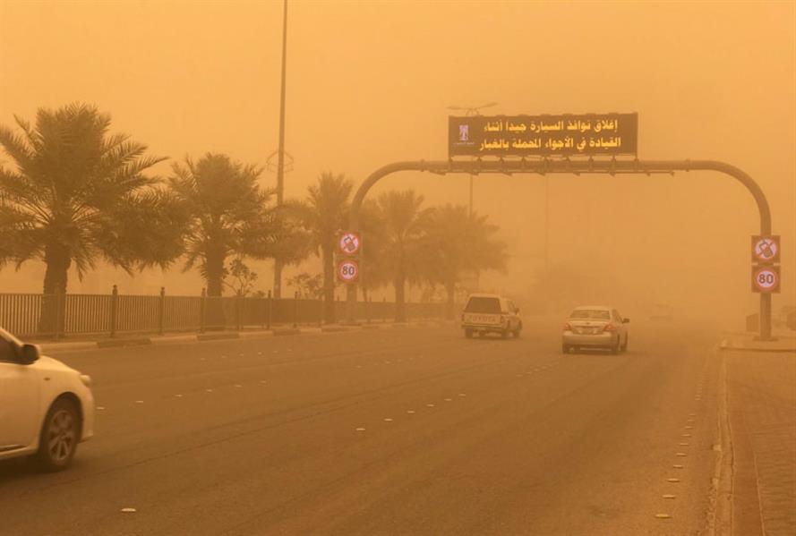 إرشادات "أمن الطرق" للقيادة الآمنة أثناء العواصف الرملية 2