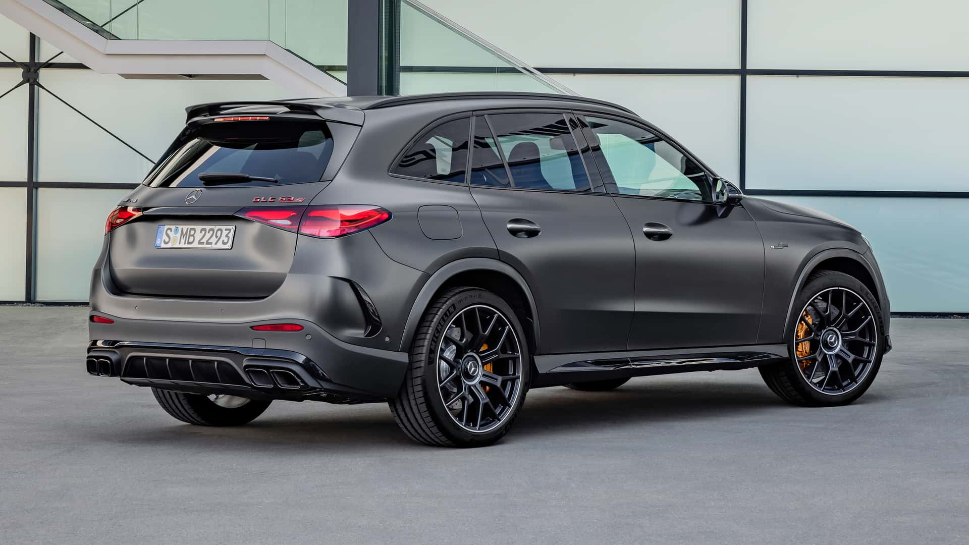 مرسيدس AMG GLC الرياضية الجديدة تنطلق بأقوى محرك 4 سلندر في العالم 1